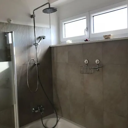 Kmheim, Cozy 103m2 Apartment, With 3 Bedroom And Covered Free Parking Place, Close To Center 公寓 格拉茨